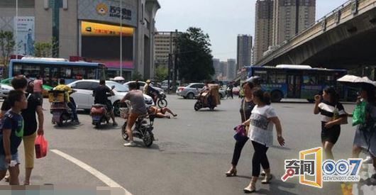 奇葩男子害怕车被扣，竟当众脱裤子！