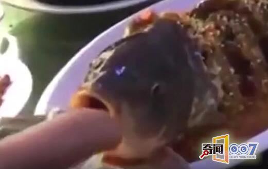 将酒倒进煮熟的鱼嘴里竟出这事