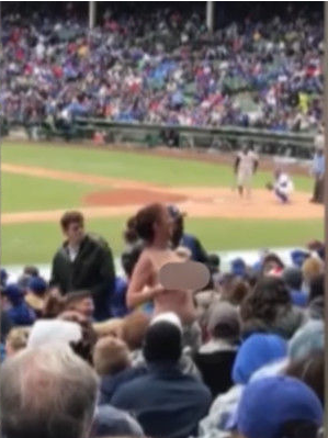 女球迷看球嗨过头 当场露出豪乳惊呆众人_0