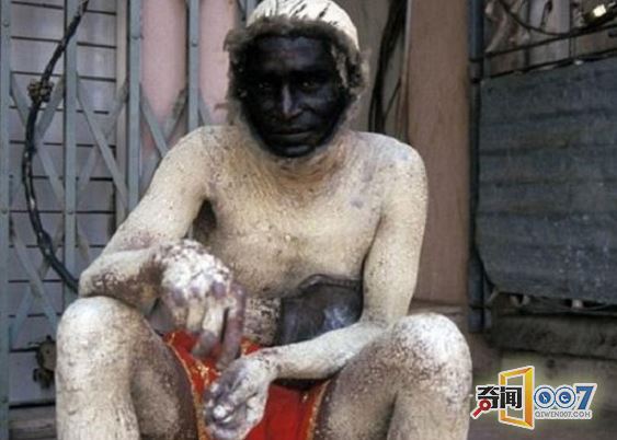 世界各地奇葩工作，有人扮猴子吓唬猴子