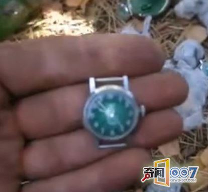 散步时发现玻璃瓶，打开后发现意外惊喜