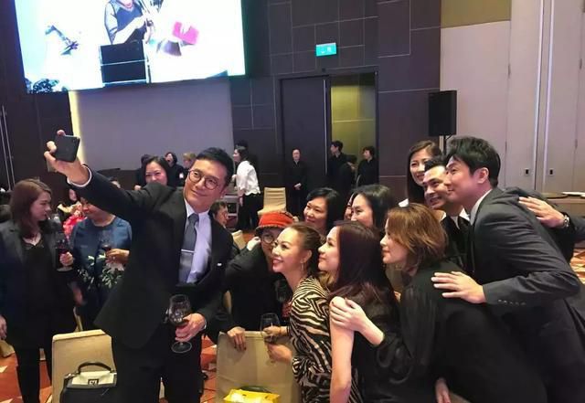 文颂娴出席晚宴清纯可人，跟众TVB女明星合影的她气质出挑很漂亮