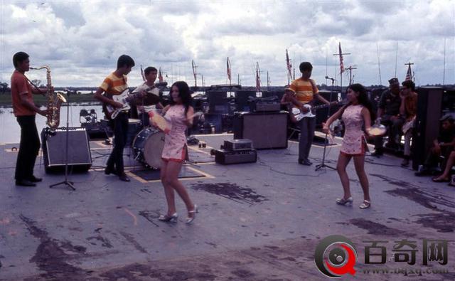 越战罕见秘照-南越美女到美军基地慰劳大兵(组图)