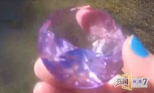 女子发现发光石头，捡起来兴奋不已