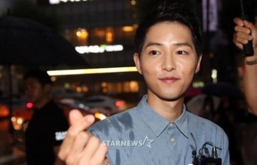 宋仲基公开婚讯后首亮相 笑容灿烂比心