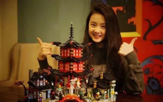 黄磊女儿多多近照曝光，13岁身高直逼超模，大长腿太抢镜了！