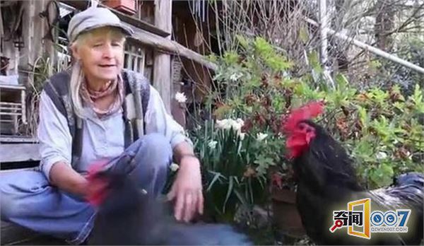 女子森林独居34年,花8年自建房,用牛粪糊墙