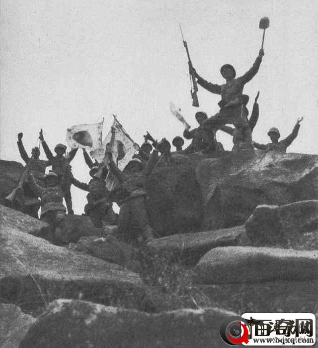 日寇铁蹄下的中国，高山上设岗楼把山下过往群众当靶子打