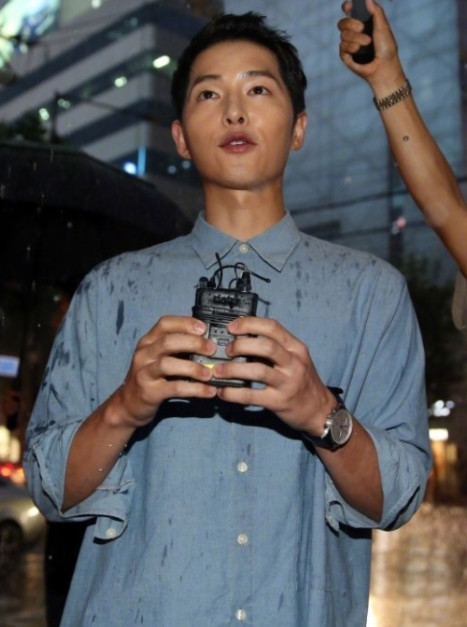 宋仲基公开婚讯后首亮相 笑容灿烂比心