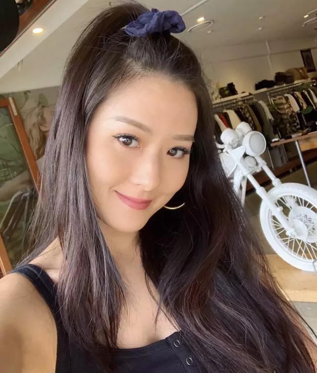 丈夫白发苍苍她却依旧少女模样，41岁的她仍是娱乐圈明星的偶像