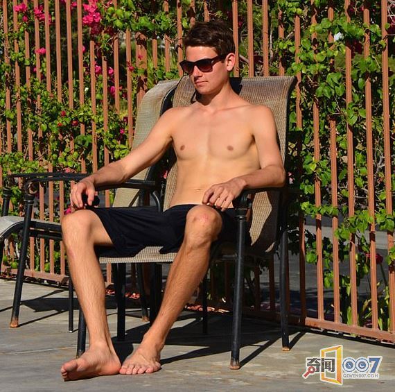 瘦弱小伙吃素三年 竟练成一身肌肉变男神