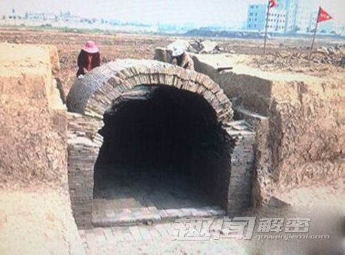 荆州惊现百座古墓 出土铜镜纹饰优美