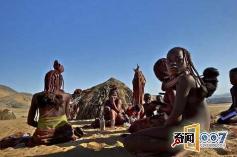 这里的女人从来都不洗澡，皮肤已经变成了红色