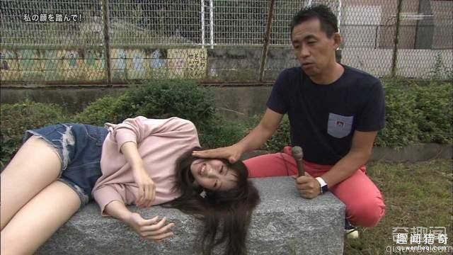 还是头一遭！岛国女大学生痴迷被臭脚踩脸