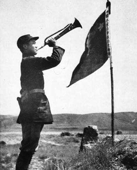 这位少将当兵吹了7年号，后来成为三个军的政委，与两位上将是搭档！