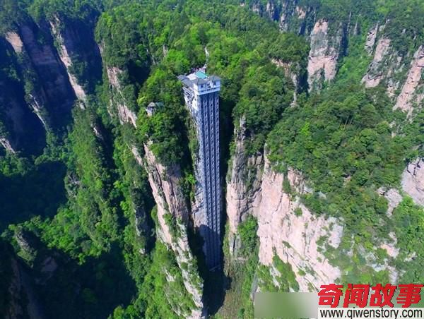 湖南张家界武陵风景区，有一栋世界上最高的户外观光电梯——百龙天梯！
