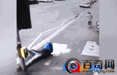 英男子只顾欣赏丰臀女子 结果发生这样的事