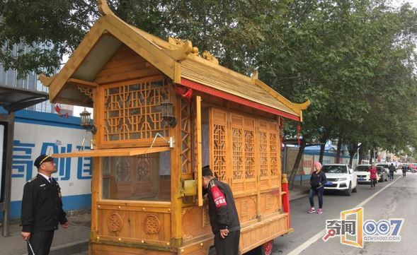 瓜农将农用车打造成“宫殿” 称其曾参加过故宫维修