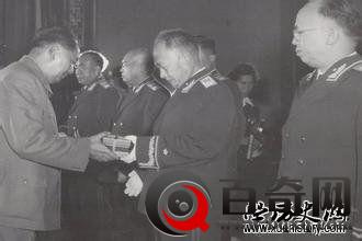 他曾三次请愿主动降衔，元帅拉总理劝都没用，最后如愿成开国中将