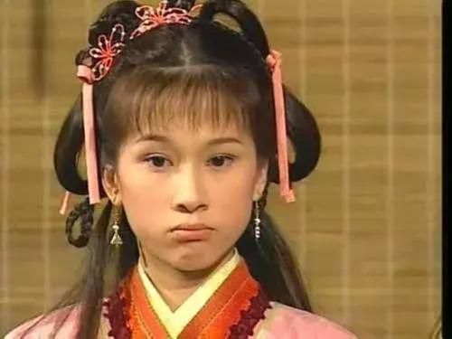 文颂娴出席晚宴清纯可人，跟众TVB女明星合影的她气质出挑很漂亮