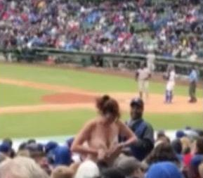 女球迷看球嗨过头 当场露出豪乳惊呆众人_0