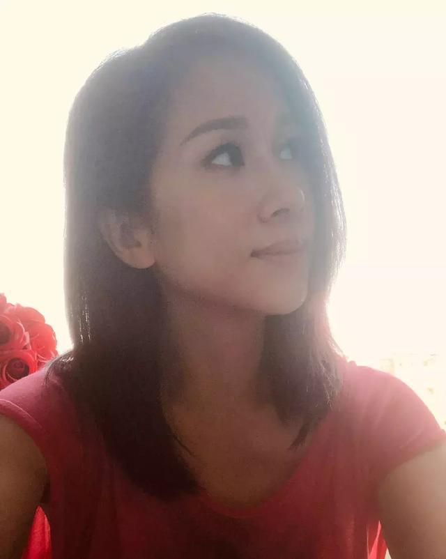 文颂娴出席晚宴清纯可人，跟众TVB女明星合影的她气质出挑很漂亮