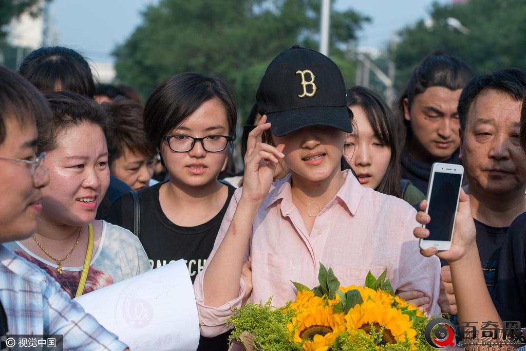 解放啦！关晓彤结束高考一脸轻松获影迷送花