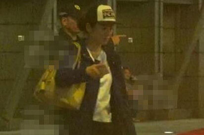 黄奕“出轨门”后低调现身香港 获豪车接送