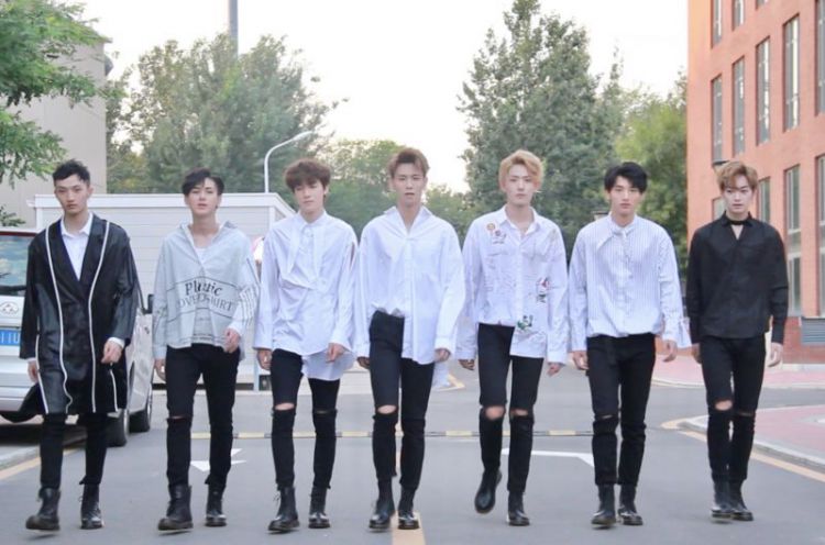 追光娱乐练习生《低空飞翔》MV曝光纪录无悔的青春跳动