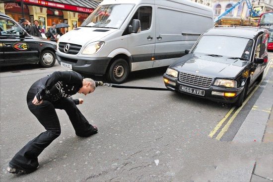 少女用头发拉车 发型师用头发包裹整辆车