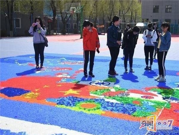 大学生用瓶盖制作出世界地图