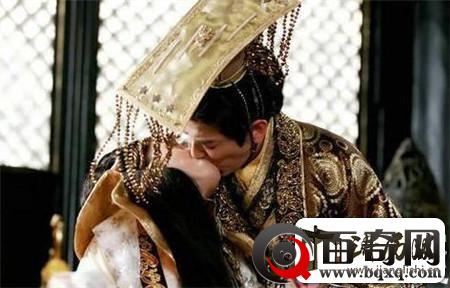 对爱执着至此！皇后最后竟殉情自杀