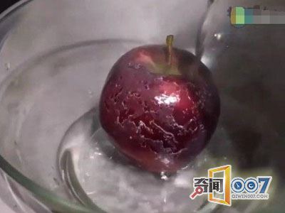 男子将苹果放热水中烫出了这事