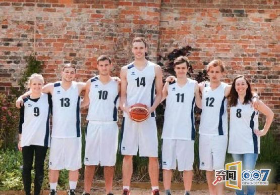 英国最高在校生 21岁身高2米2走红网络