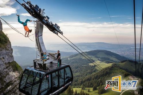 瑞士男子高山缆车间走扁带 高空惊险玩倒立