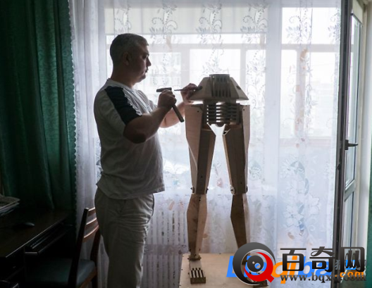 男子打造木头机器人 是一边打造一边设计
