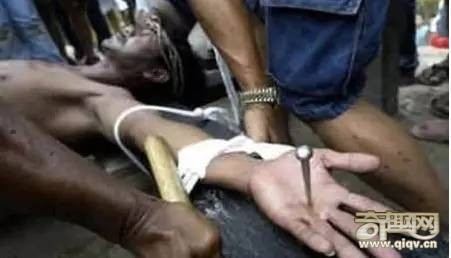 全球最可怕的仪式：刺穿活人的太阳舞节！