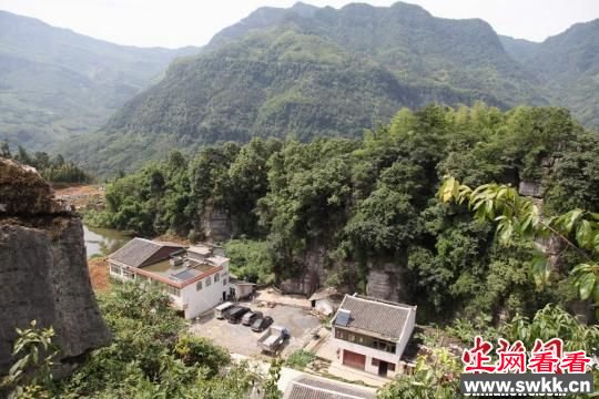 四川住宅区惊现60米深30米天坑