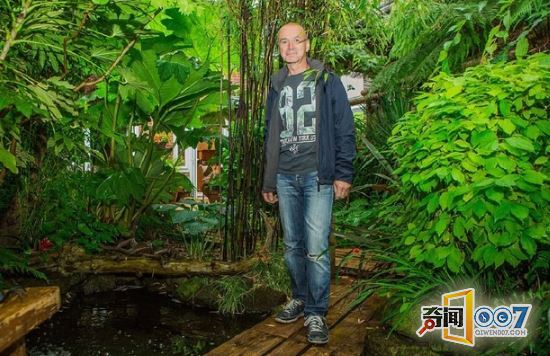 男子花20年，将自家后院打造成“丛林”