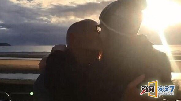 18岁少女爱上60岁看门人，画面不堪入目