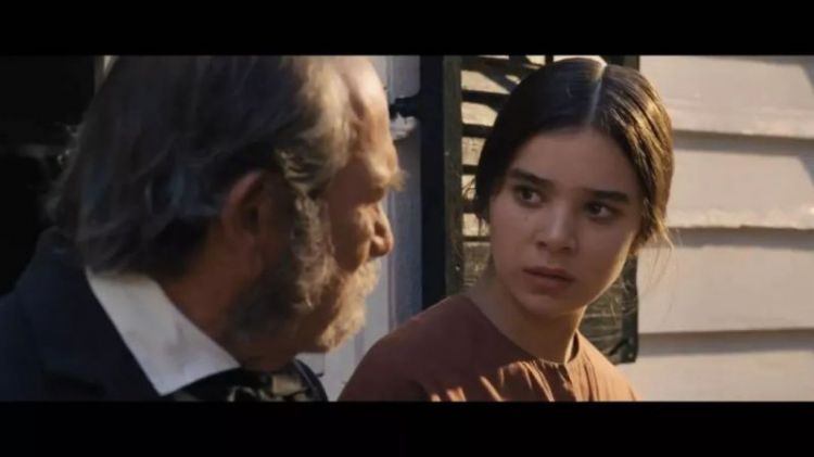 海莉·斯坦菲尔德：被“大黄蜂”宠爱的酷女孩