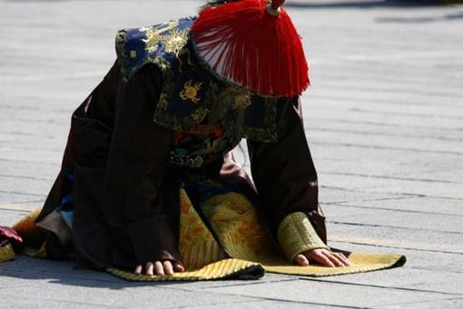 清朝大臣在下跪前为什么一定要拍拍袖子-有何原因-