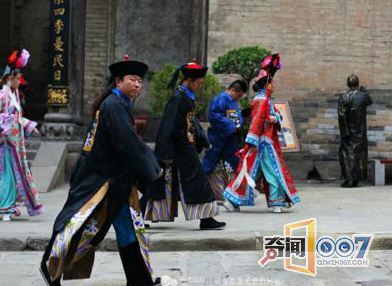 清朝大臣下跪前为啥都要拍打袖子