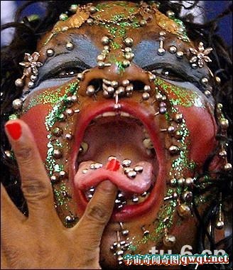 世界第一“恋环狂” 女护士满脸都是小环