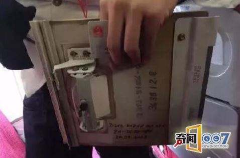 奇葩男子上飞机后将安全门扣下 致全体乘客滞留机场