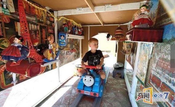 工程师爷爷亲手为小孙儿们建造了一个主题游乐园