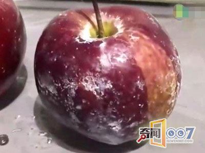 男子将苹果放热水中烫出了这事