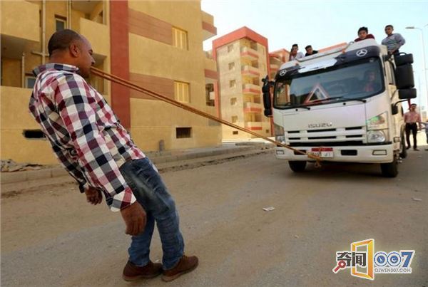 吃钉子碎大石 埃及“法老王”原来是武林高手