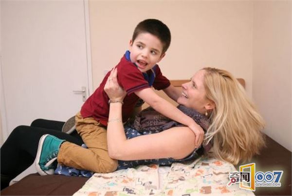 妈妈为异食癖儿子定制“吃不了”的房间