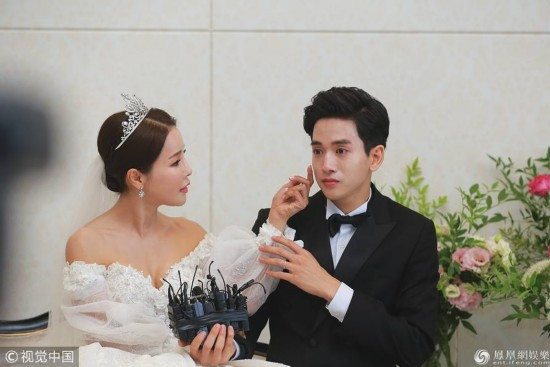 韩歌手米娜和小17岁男友结婚 男方泪洒现场